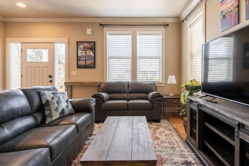 Garfield 2BR - New Build - Foodie-Friendly Stay