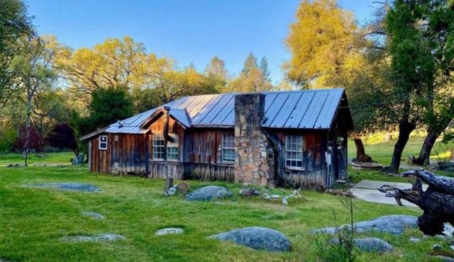Gilded Gateway: 1880S Miners Cabin 2bed 2bath. Minutes from Historic Mariposa.