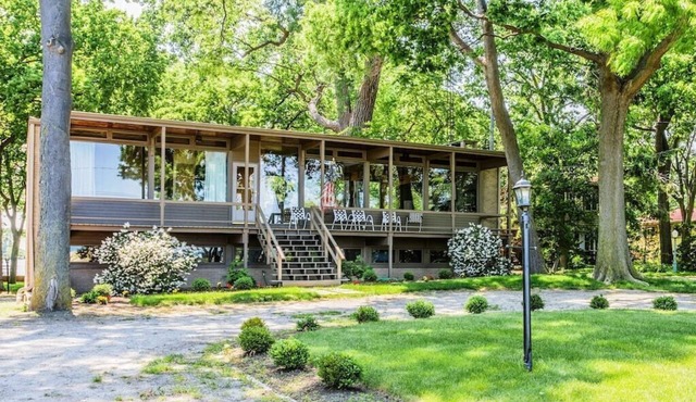 GLASS HOUSE 5 BR Private Lake Erie Beach Great for Summer, Fall, Winter