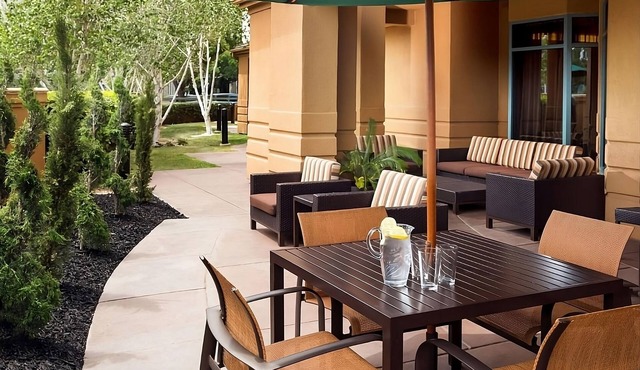 Gloucester Berkeley Rose Garden! 3 Family-friendly Suites w/Starbucks & Parking