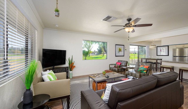 Golf course, modern 3 bdr home, King bed, longer stays welcome