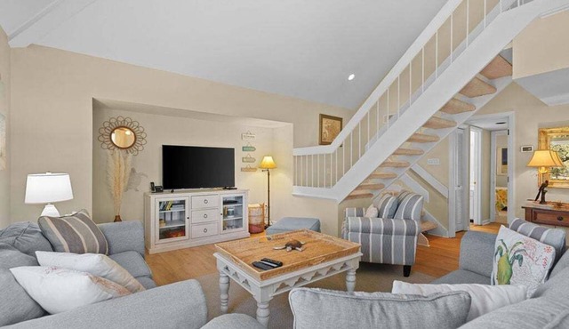 Golf Views! Screened Porch! Close to Beach, Pools, Golf, Dining! Amenity access included! 2 Dogs!