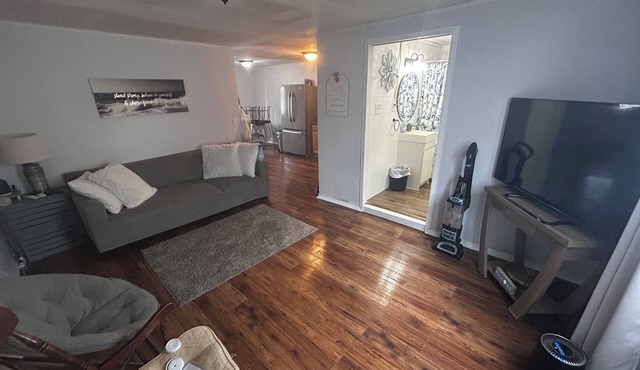 Gorgeous 1-bedroom building with AC in friendly Seymour keypad entry