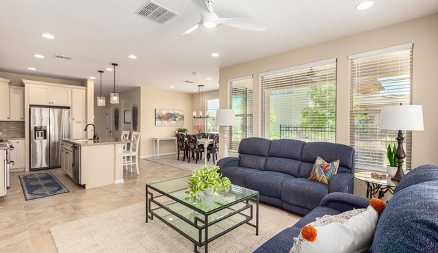 Gorgeous 2 bedroom/2 bath townhome Located in Golf Course Resort Community
