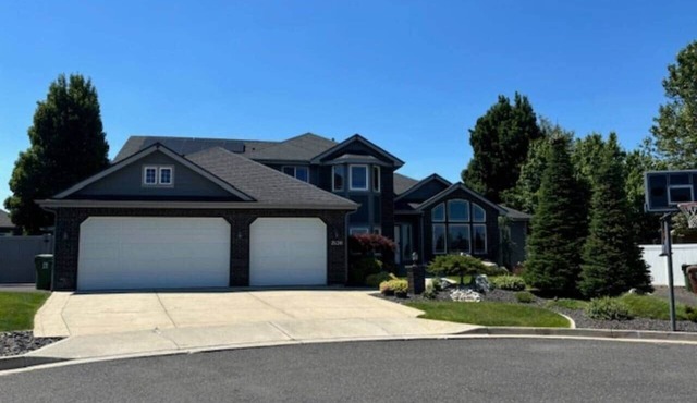 Gorgeous Executive Home - Hot Tub, Gym, Theatre, and More!