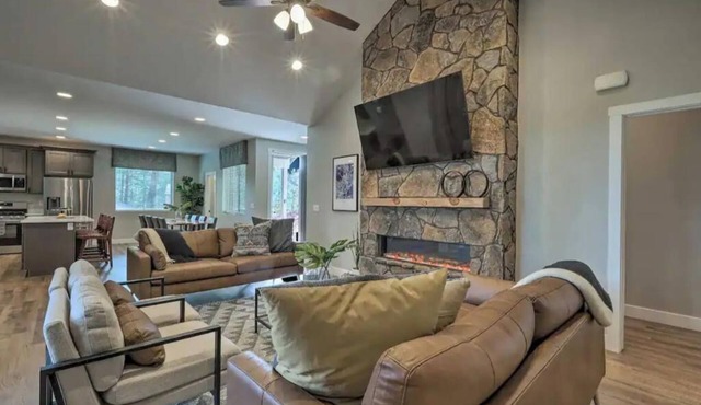 Gorgeous New Build, Space for Multiple Families, Hot Tub, 2 Patios and LRs