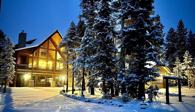 Gorgeous New Cabin in Quiet Neighborhood- Hot Tub, Fire pit, Foosball Table. Optional spa room and gym room