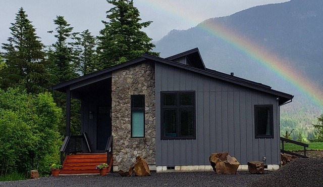 Gorgeous pet friendly home with breath taking views, hot tub and fire pit
