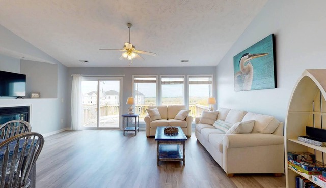 Gorgeous renovated townhome. Easy beach access - linens & beach gear included