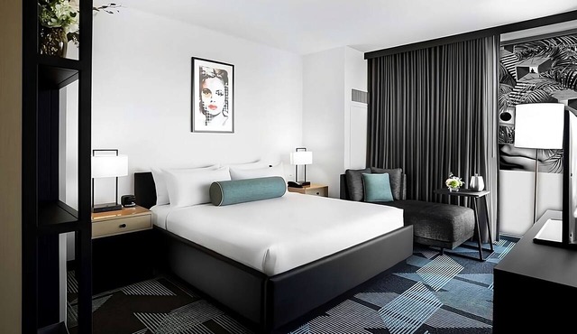 Great Amenities! Parking, Pool! Close to CityCenter, Shark Reef Aquarium!