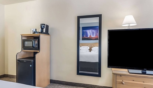 Great Escape in Red Lion Inn & Suites Goodyear Phoenix! Pool, Gym, Breakfast
