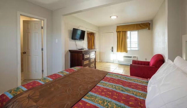 Great for Families King Bed Room Near Papago & Phoenix Zoo