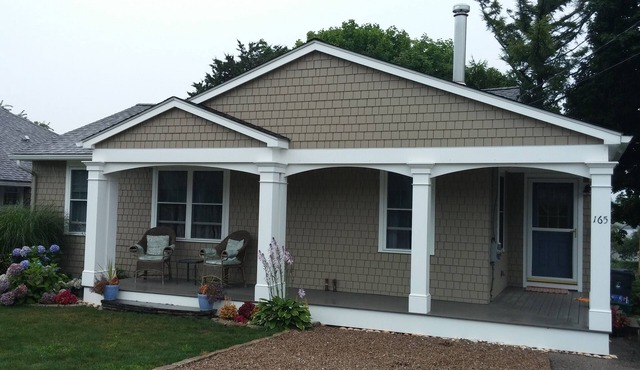 Great Narragansett Location! Classic Beach Cottage. Short Walk to Kelly Beach.
