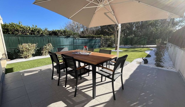 Ground-floor apartment with garden, AC, garage, close to beach, 4 sleeps