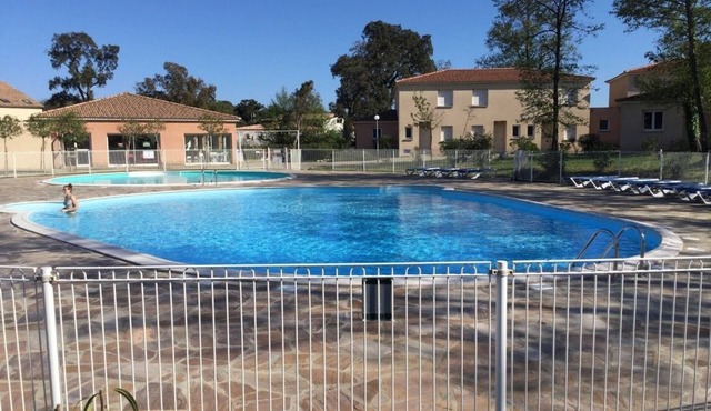 Ground floor. 2 separate bedrooms. 6 persons. Swimming pool. Beach. Mountain view