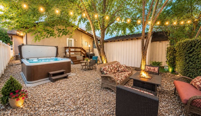 Guest Favorite! Hot Tub, Huge Kitchen, Fenced Yard, Firepit, & BBQ in Great Area