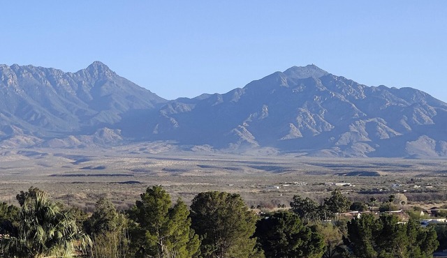 GV Paradise: Stunning Panoramic Vista From This Spacious Green Valley Home!