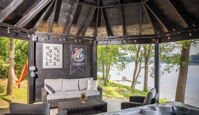 Hagrid's Hut + 2BR - Harry Potter Riverfront Experience
