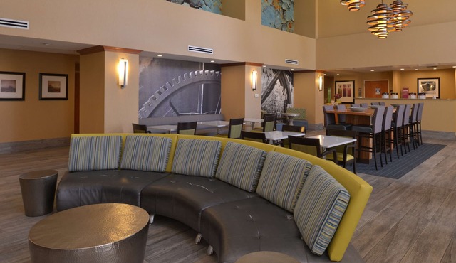 Hampton Inn & Suites Bakersfield North-Airport