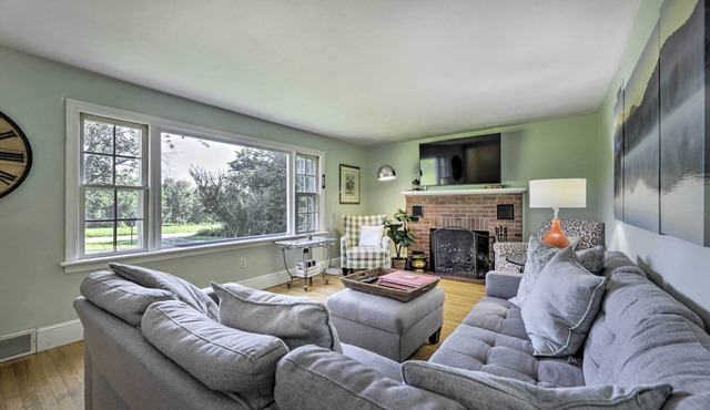 Hampton 'Quiet Corner Cottage' w/Fireplace & Yard