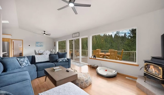 Hayden Lake Retreat with Hot Tub, Boat Slip & Views