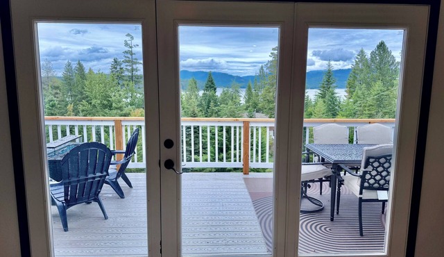 Hayven House, a Tranquil Lake Retreat
