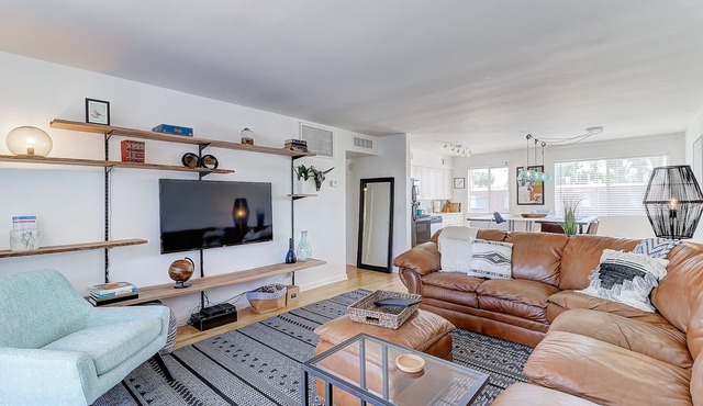 Heart of Old Town- Mid Century 2 Bed