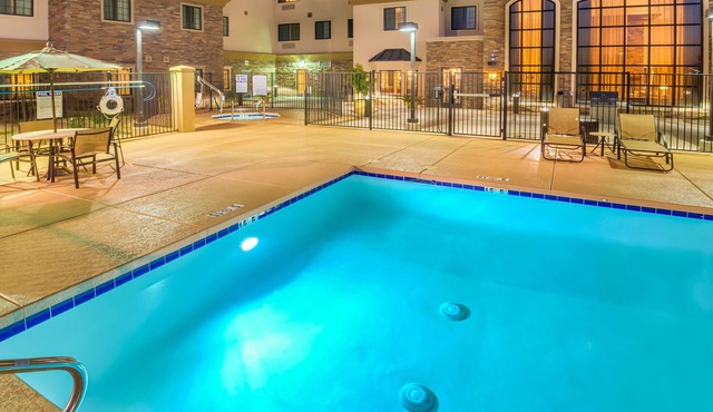 Heated Outdoor Pool + Hot Tub + Free Breakfast