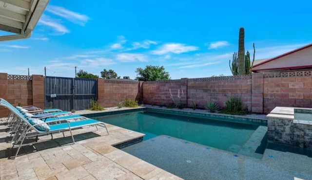 Heated Salt Water Pool & Spa in Old Town
