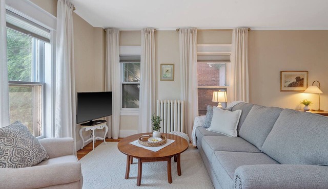 Heaton's Haven Suite B - Lovely apartment with king bed in a great location!