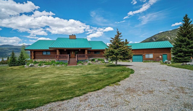 Hebgen Paradise Lodge: Spacious 5BR retreat 20 min from Yellowstone, perfect for 15 guests.