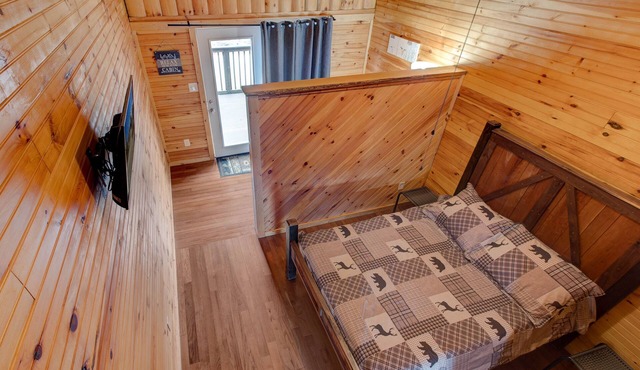 Hikers Retreat Handcrafted Cabin in RRG PET FRIENDLY Fire Pit