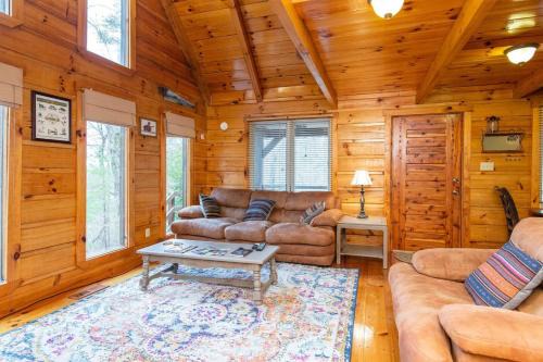 Hillside Loft Cabin- Hot Tub, WiFi, 20 mins from Natural Bridge