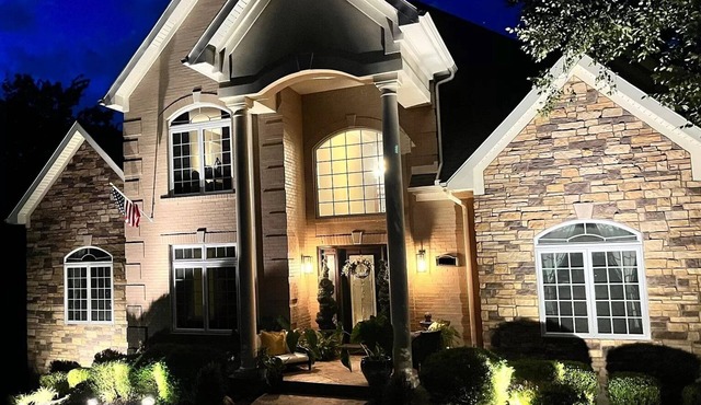 Hillside Retreat Paradise. Sleeps 16+. Awesome game room, hot tub & pool.
