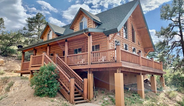 Hilltop Chalet-*Stunning Views*, 3mi from downtown