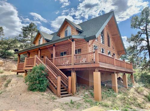 Hilltop Chalet- Stunning Views 3mi from downtown