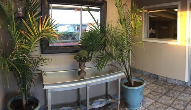 Hilltop Inn & Suites
