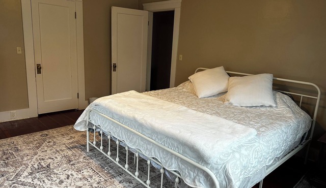 Historic 1921 2-bedroom house in beautiful North Hill