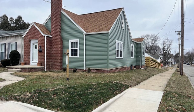 Historic Corner Cottage, 2 King, 1 Full Beds, Fireplace, Downtown Walkable