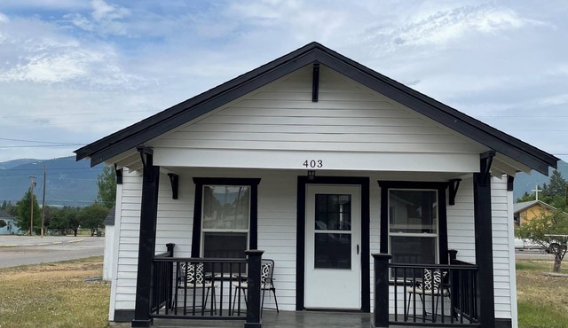 Historic cottage in Stevensville with views of the mission mountains. RV parking