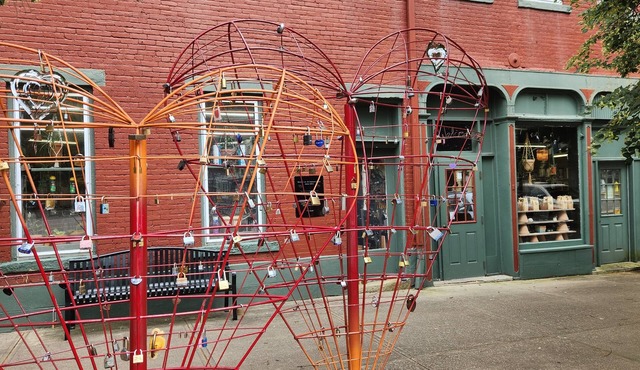 Historic Downtown McConnelsville Apt, Overlooking Locks of Love Sculpture