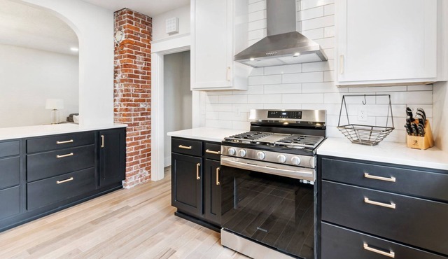 Historic Uptown House - Located minutes from the waterfront