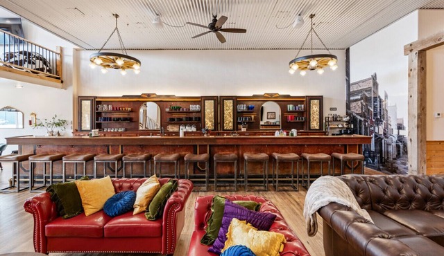 Historic Yellowstone Saloon |Sleeps 25, Hot Tub, Pool Table & More!