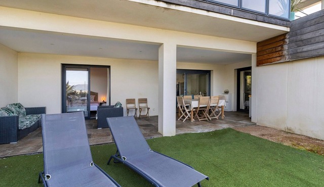 Holiday Home 'Rez De Face À La Mer' with Sea View, Wi-Fi and Air Conditioning