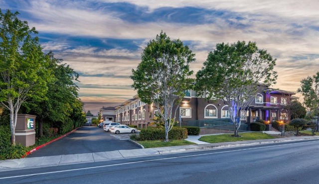 Holiday Inn Express & Suites Mountain View Silicon Valley by IHG