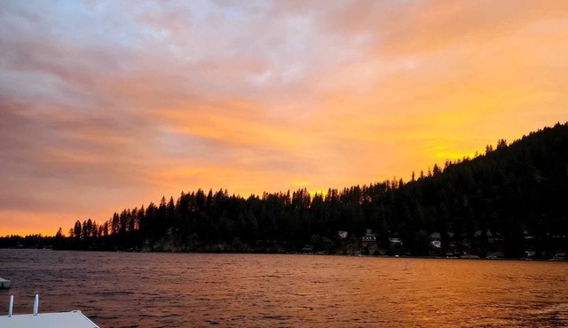 Hook, Wine & Sinker Escape nDeer Lake Waterfront