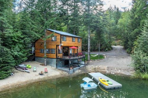 Hot Tub & Fire Pit: Getaway on Pend Oreille River
