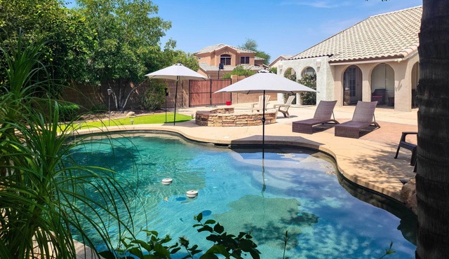 Hot Tub & Fire Pit: Phoenix Oasis Near Hiking!