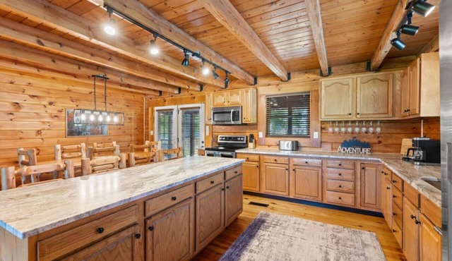 Hot Tub, Fire Pit, WiFi, EV Charger | Biggie cabin near Red River Gorge, KY!