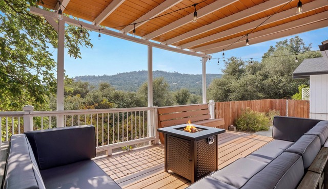 Hot Tub - Game Room - Fire Pit - 20 min 2 Yosemite EV Charger Level 2